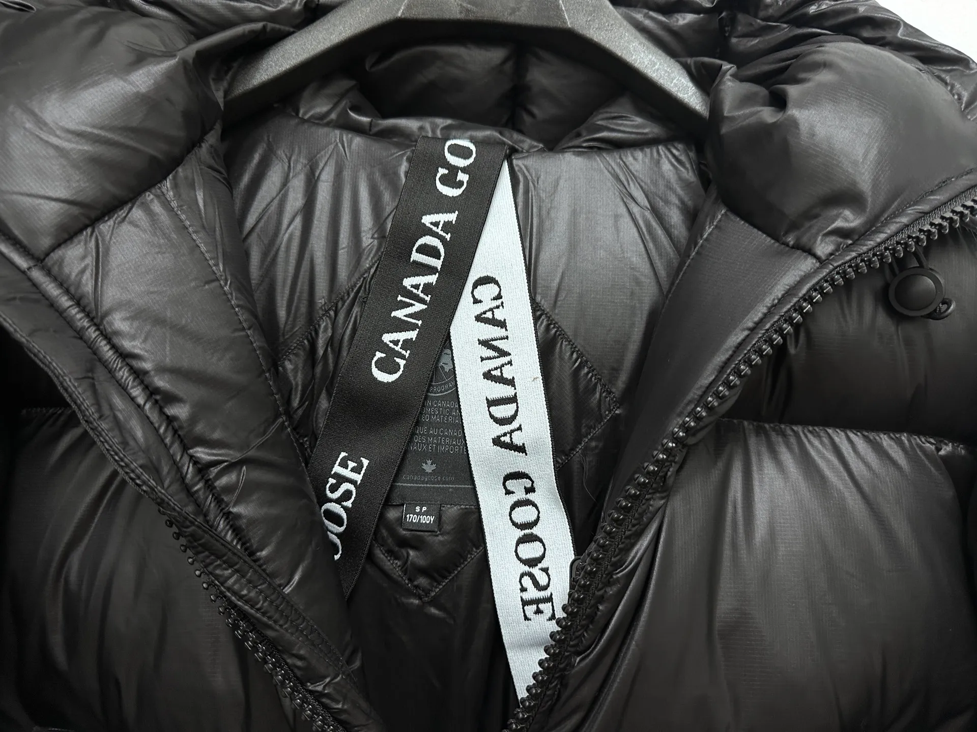 P780 [𝘾𝘼𝙉𝘼𝘿𝘼 𝙂𝙊𝙊𝙎𝙀] Canada Goose's limited new Crofton puff down jacket, top version, ceiling level Crofton soft loaf, 2024 latest style, cold protection effect up to level 4, using recycled Feather-Light tear-resistant fabric, ultra-light, no weight on the upper body at all! The unique black label highlights your temperament‼ ️ Canada Goose, a Canadian brand, has always been recognized as the warmest down jacket. Various Instagram celebrities, Internet celebrities, and celebrities often wear it for street photos. I make Canada Goose every year, but I still can't get rid of my love for it. No matter how cold the days are, there is no need to be afraid, because there is! Filled with 90% white duck down, it is the legendary warmest down jacket and is known as a must-have for Arctic outdoor sports! The most popular down jacket in the world, celebrities are rushing to buy it, it is a must-have!  Size: S~XXL